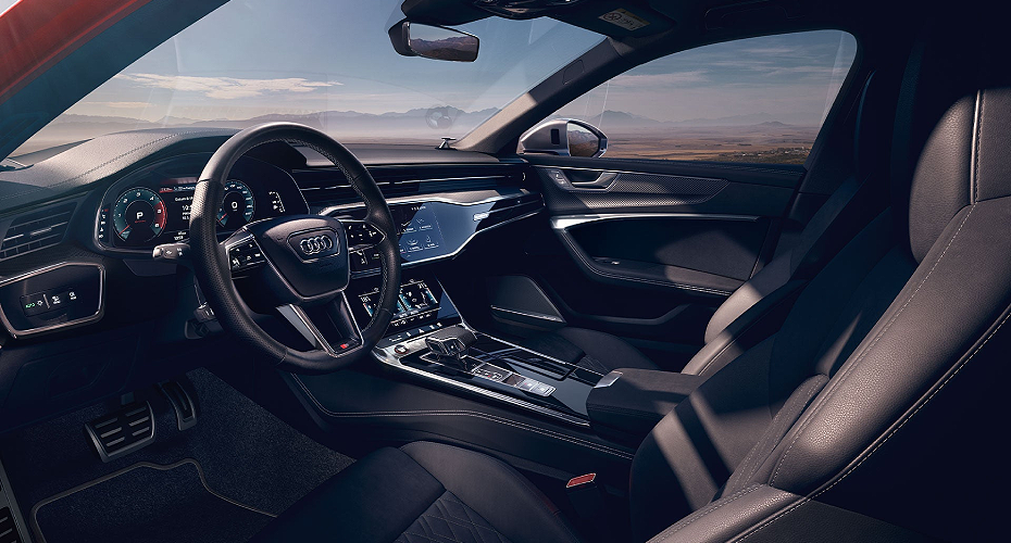Sporty and digital – the interior